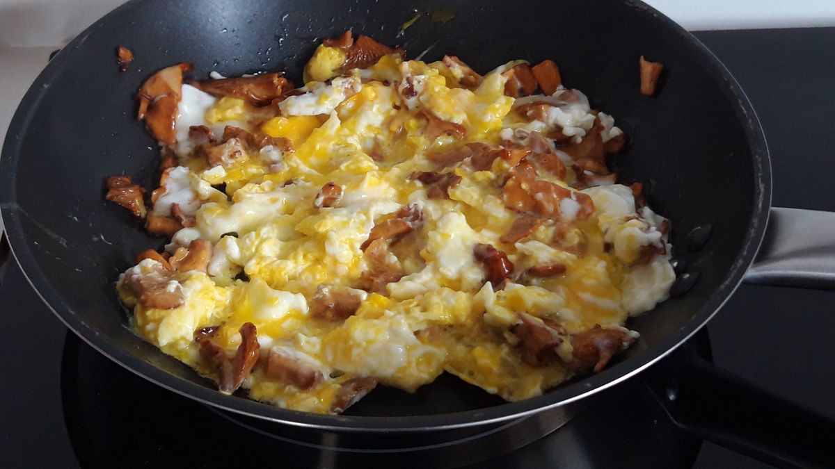 Jak zrobić jajecznicę z kurkami?