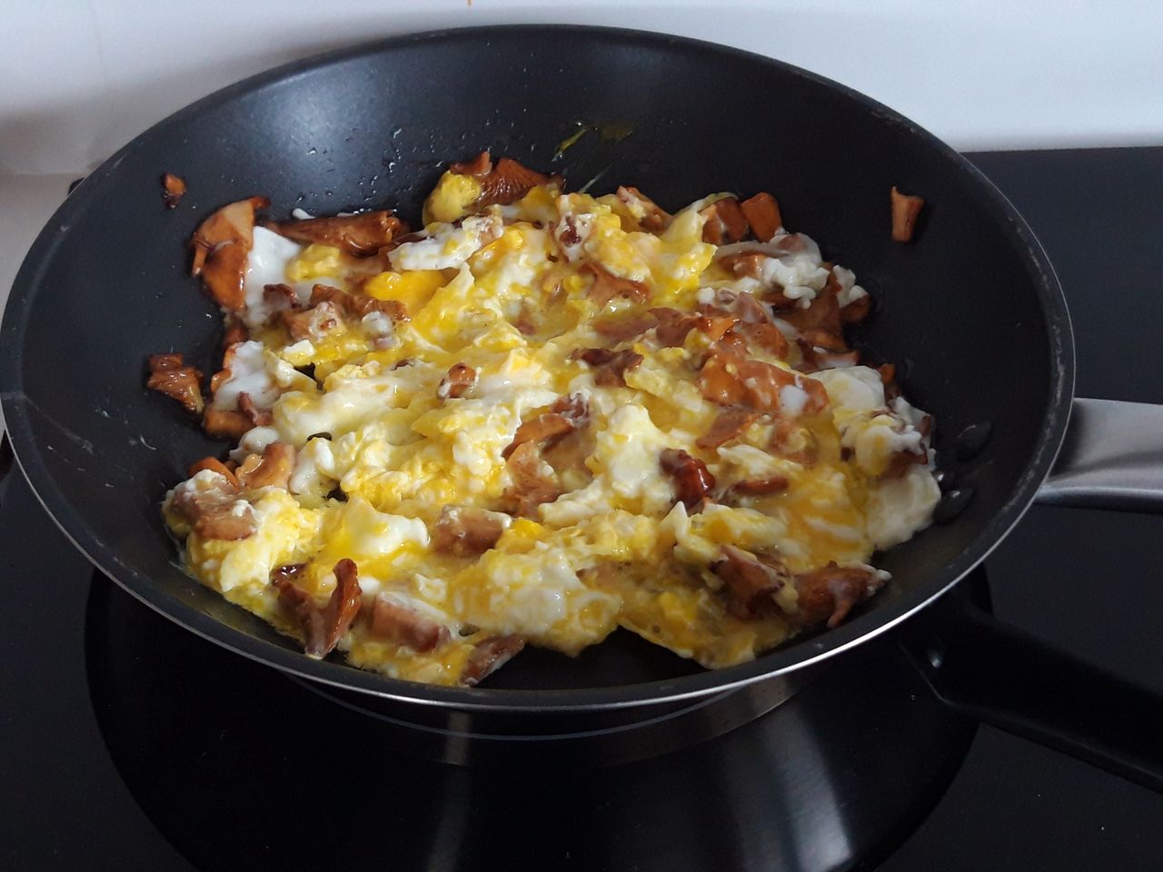 Sezonowy klasyk, który odmieni śniadanie. Z tym składnikiem jajecznica jest o wiele lepsza