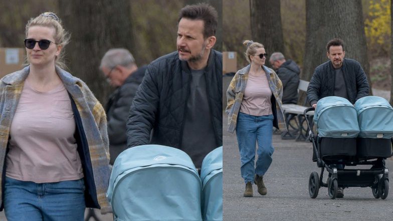 Bartłomiej Topa na spacerze z partnerką i córkami bliźniaczkami