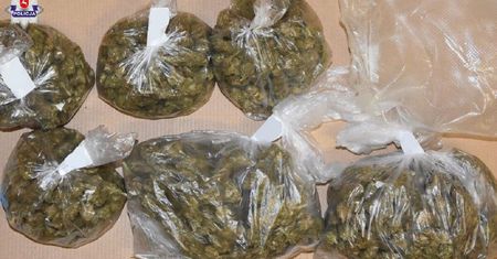 Mundurowi znaleźli łącznie 2,5 kilograma narkotyków. 59-latka oraz jej pasażer zostali tymczasowo aresztowani