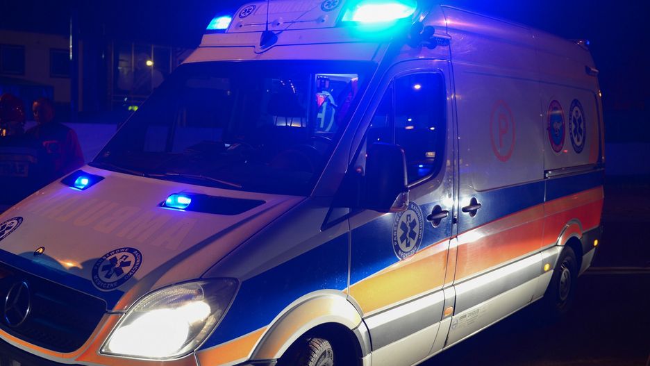 Wypadek dw�ch aut w BelchatowieFot. Adam Staskiewicz/East News Belchatow, 04.11.2018. Wieczorny wypadek przy restauracji McDonalsd's. W wyniku nieustapienia pierwszenstwa przejazdu doszlo zderzenia dwoch aut. N/z karetka pogotowia.Adam Staskiewicz