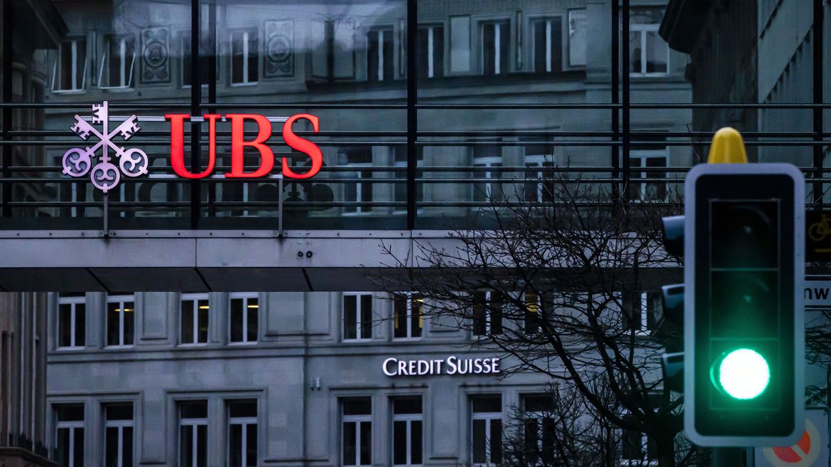 epaselect epa10532710 The logos of the Swiss banks Credit Suisse and UBS are displayed on different buildings behind traffic lights in Zurich, Switzerland, 19 March 2023. The bank UBS takes over Credit Suisse for 2 billion US dollars. Shares of Credit Suisse lost more than one-quarter of their value on 15 March 2023, hitting a record low after its biggest shareholder, the Saudi National Bank, told outlets that it would not inject more money into the ailing Swiss bank. EPA/MICHAEL BUHOLZER Dostawca: PAP/EPA.