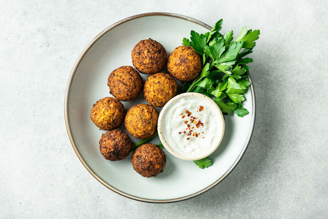 Weź ciecierzycę, cebulę i czosnek. Najlepszy falafel z aifryera rozkosznie chrupie. Na ich punkcie będziesz mieć hopla