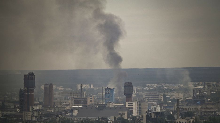 Wojna w Ukrainie - sytuacja w obwodzie donieckimSmoke rises from the city of Severodonetsk in the eastern Ukrainian region of Donbas on June 13, 2022, amid Russian invasion of Ukraine. - The cities of Severodonetsk and Lysychansk, which are separated by a river, have been targeted for weeks as the last areas still under Ukrainian control in the eastern Lugansk region. (Photo by ARIS MESSINIS / AFP)ARIS MESSINIS