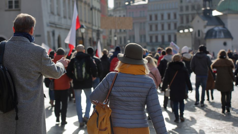 Ludzie; ulica; Polska; flagi; demonstracja; protest; spacer; spacerowicze; Warszawa; jesień
