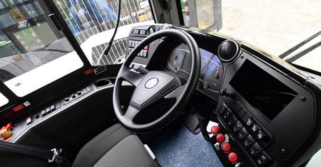 18-latka zasnęła w autobusie. Chciał to wykorzystać 43-letni mężczyzna