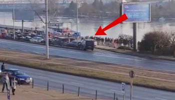 To nie żart. Kolejka bez końca w Szczecinie. Człowiek przy człowieku