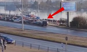 To nie żart. Kolejka bez końca w Szczecinie. Człowiek przy człowieku