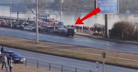To nie żart. Kolejka bez końca w Szczecinie. Człowiek przy człowieku