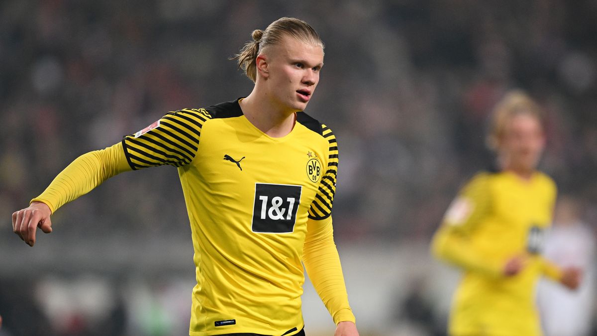 STUTTGART, GERMANY - APRIL 08: Erling Haaland of Borussia Dortmund in action during the Bundesliga match between VfB Stuttgart and Borussia Dortmund at Mercedes-Benz Arena on April 08, 2022 in Stuttgart, Germany. (Photo by Matthias Hangst/Getty Images)