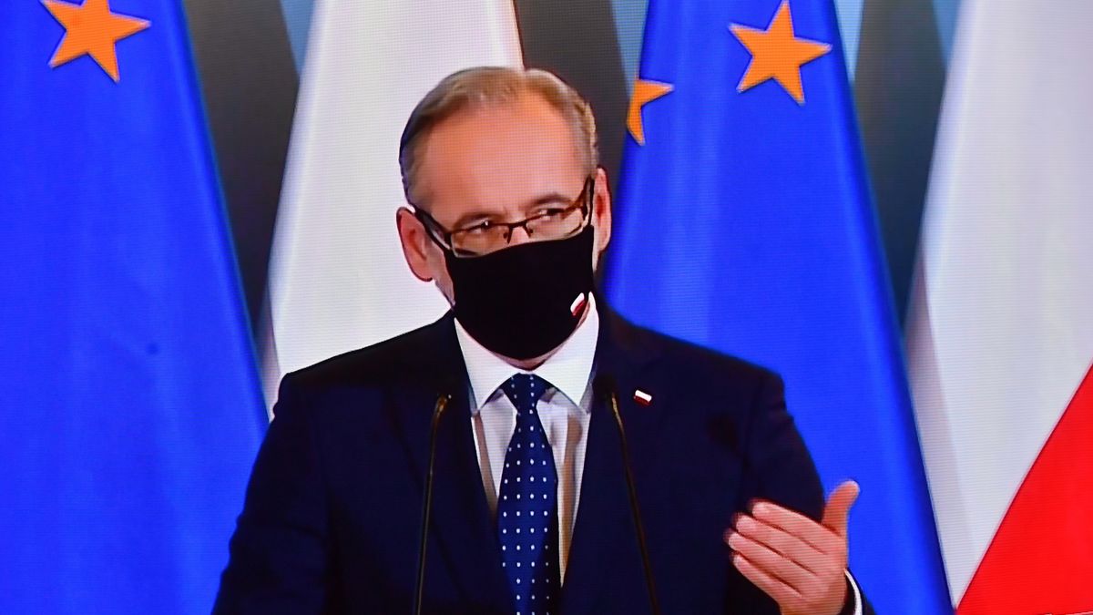Minister Zdrowia Adam Niedzielski decyduje o kolejnych obostrzeniach. Na razie stawia na sprzęt dla chorych