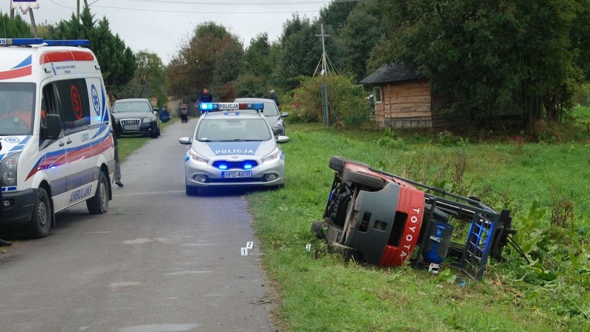 Kierowca wózka widłowego z nieustalonych przyczyn zjechał na pobocze 