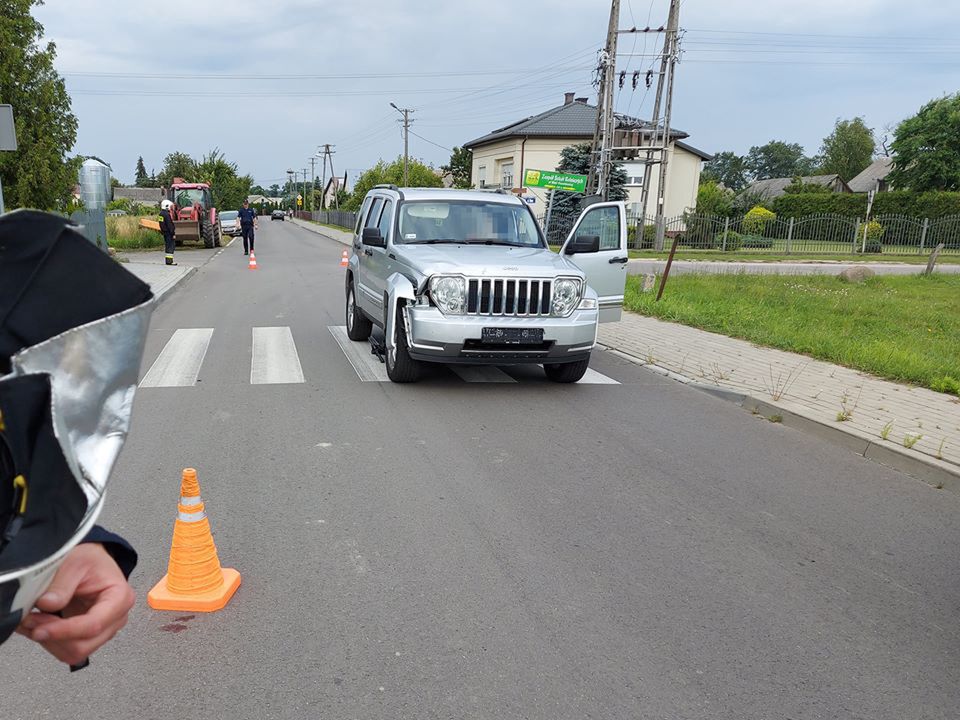 Wola Osowińska. Śmiertelny wypadek na skrzyżowaniu. 12-latek wjechał hulajnogą pod samochód