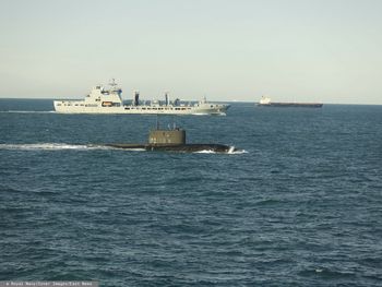 Uszkodzony rosyjski okręt na Bałtyku. Towarzyszą mu jednostki NATO