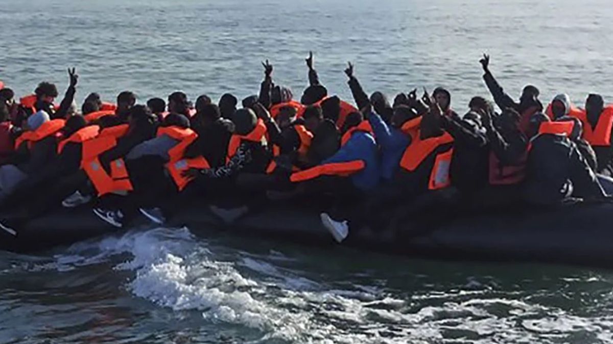 Migranci przepływają do Wielkiej Brytanii.