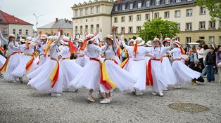 Jasło w tanecznym hołdzie świętemu Janowi Pawłowi II. Fishmob na rynku w 106. rocznicę urodzin papieża Polaka