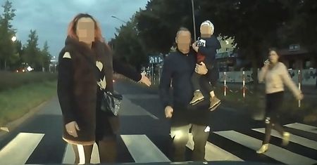 Kierowca nagrał awanturę z rodziną na przejściu dla pieszych. O co poszło?