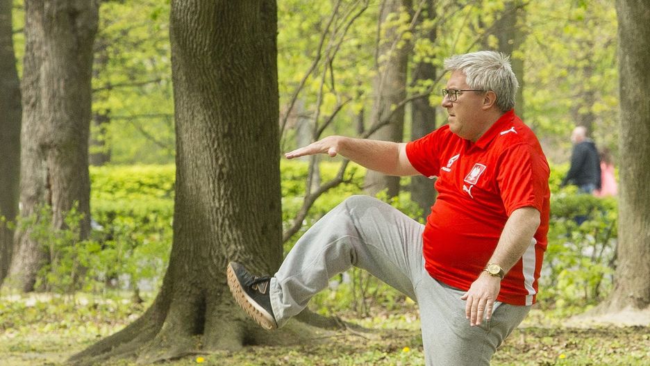 Koronawirus a majówka 2020. Europoseł PiS Ryszard Czarnecki ćwiczył bez maseczki w parku