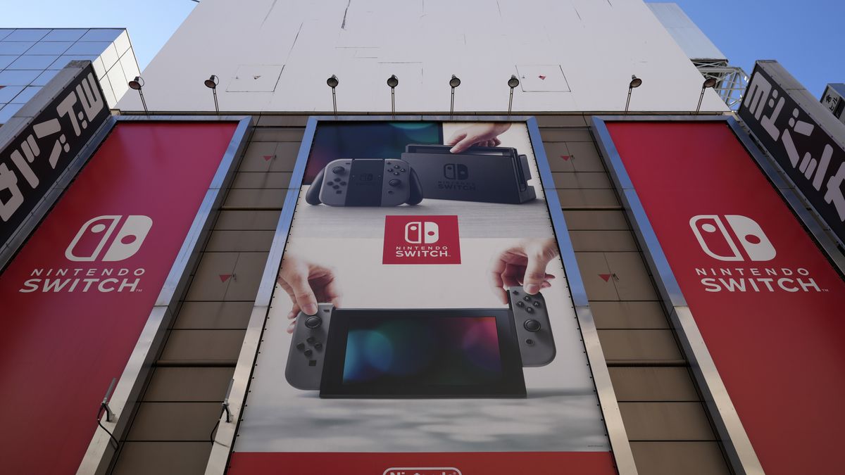 A large poster promoting the Nintendo Switch is displayed at an electronics retailing store in Tokyo, Japan, 08 November 2022. Nintendo Co. announced 1.6 billion US dollar in net profit for the April-September period, a 34.1 percent increase from a year earlier. EPA/FRANCK ROBICHON Dostawca: PAP/EPA.
