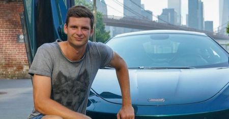 Fura za ponad milion złotych! Tak Hubert Hurkacz jeździ na mecze