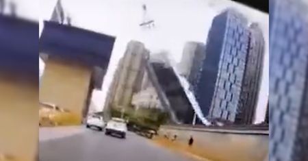 Dźwig runął na drogę. Przerażające nagranie z Wuhan