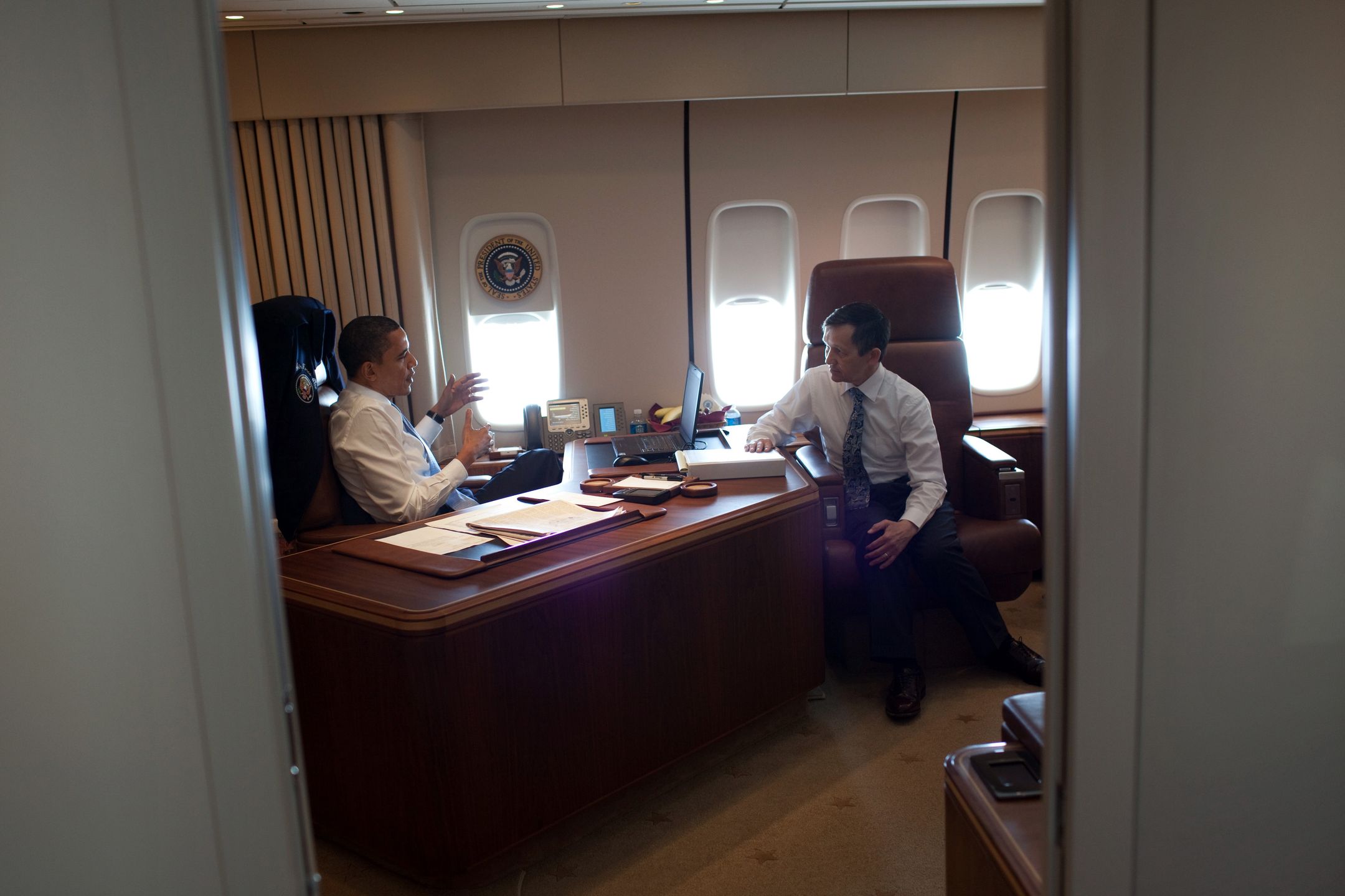Były prezydent USA Barack Obama na pokładzie Air Force One podczas podróży w 2010 roku. Obama znajduje się w pomieszczeniu określanym jako biuro.