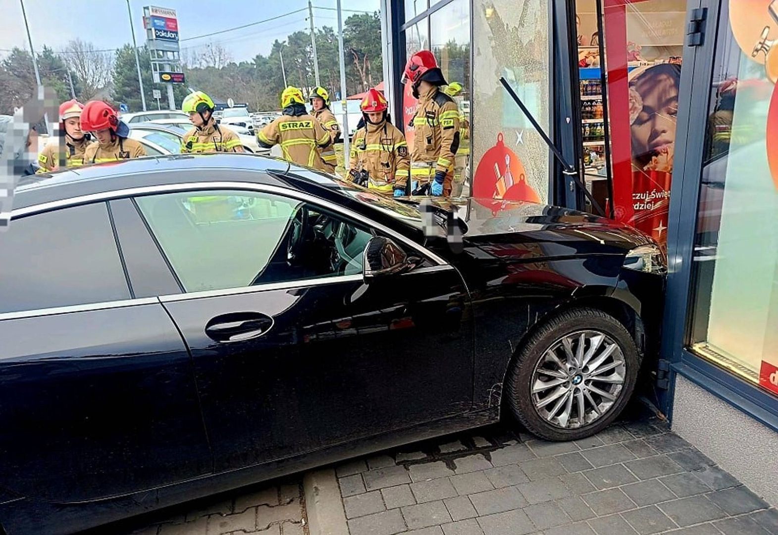 Wjechała w witrynę sklepową. Pomyliła biegi w BMW