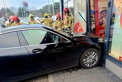 Wjechała w witrynę sklepową. Pomyliła biegi w BMW