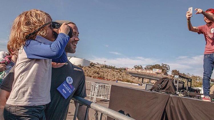 Clive Earl to 5-letni fotograf, który  podąża śladami kampanii prezydenckiej w USA 1