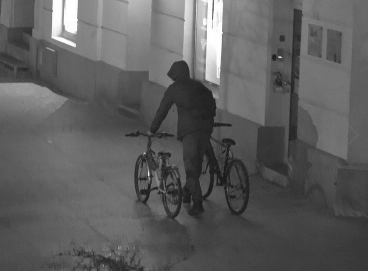 Nie wiedział, że jest nagrywany. Operator monitoringu od razu go zauważył