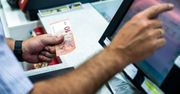 Zarobki na kasie w Niemczech. Porównali z pensją w Polsce