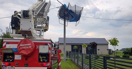 Trampolinę porwał wiatr. Wylądowała na słupie