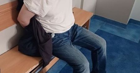 Sceny jak z horroru. Martwa kobieta na łóżku, syn siedział obok