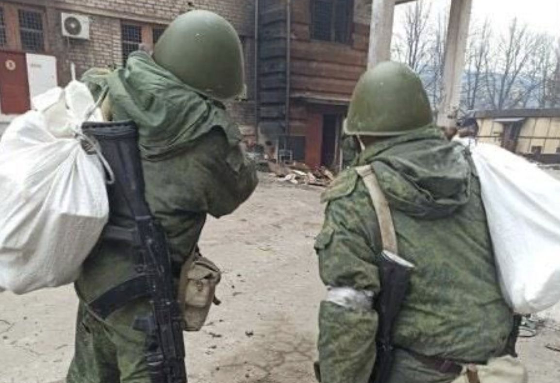 Rosyjscy żołnierze, jak średniowieczni rabusie, obładowani workami z łupem wojennym. "Oto druga armia świata" - ironizuje ukraiński kanał