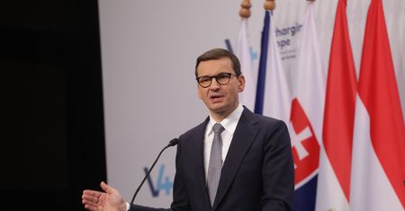 Złoty ma problem. Ekonomiści widzą ryzyko zaostrzenia konfliktu Polski z KE