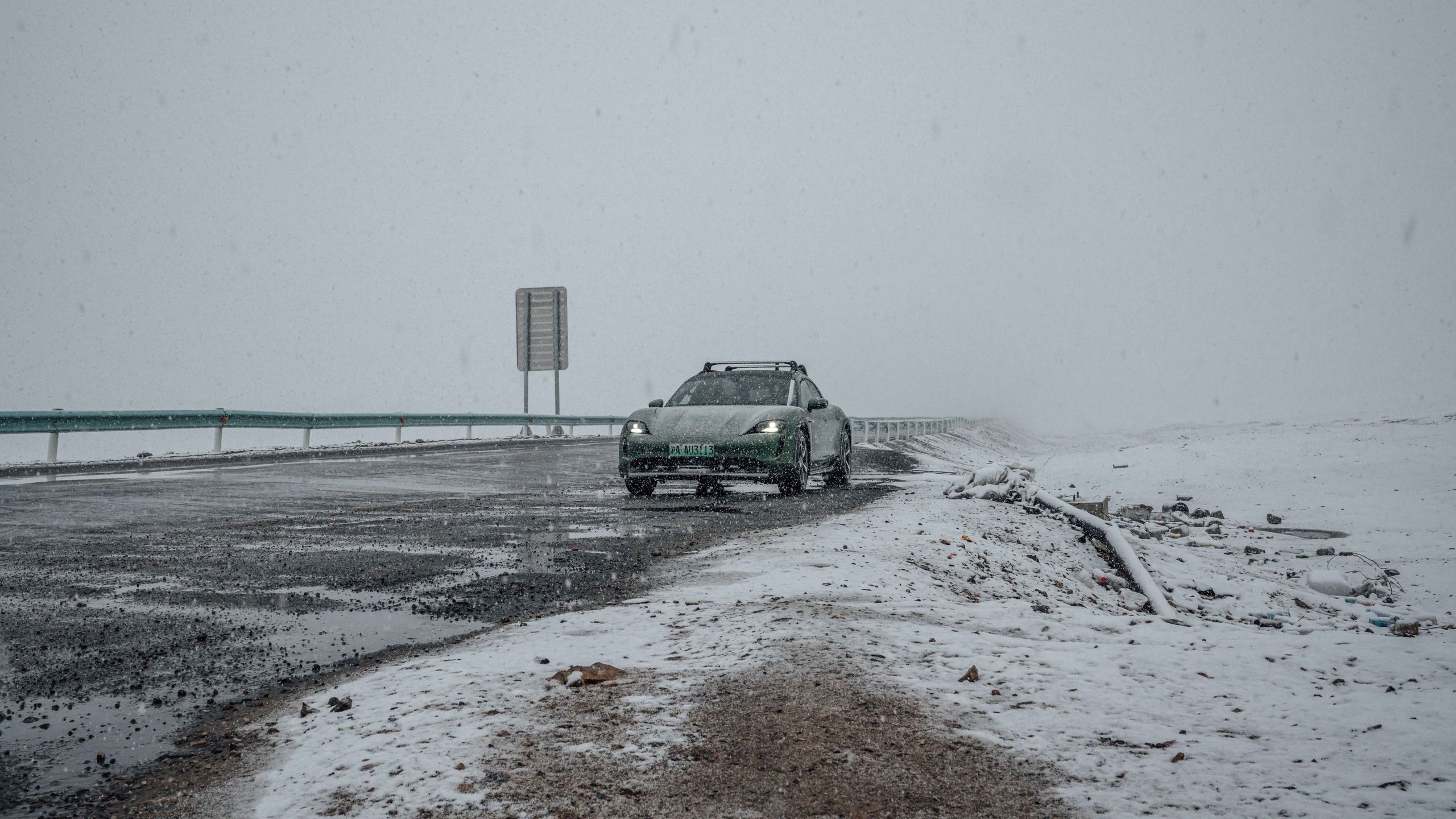 Porsche taycan cross turismo w drodze na Hongtu Daban
