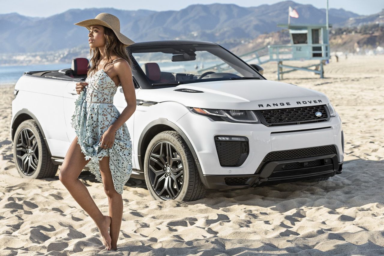 Gwiazda Spectre Naomie Harris i Range Rover Evoque Convertible