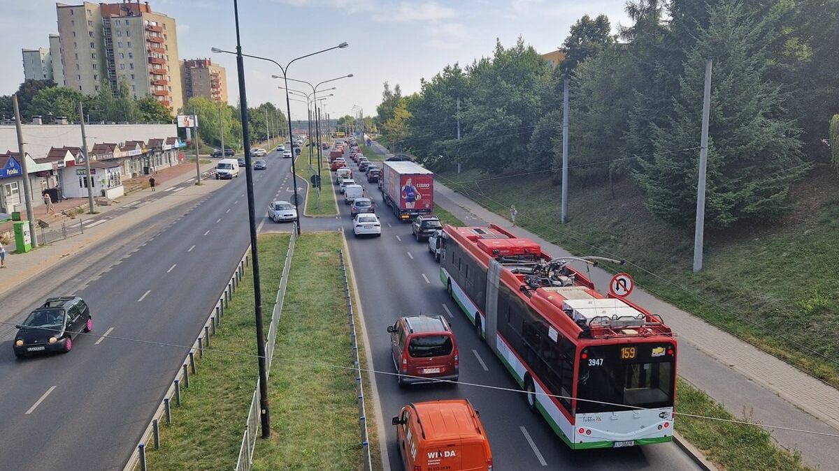 Korek na ul. Armii Krajowej po wypadku na skrzyżowaniu z ul. Orkana