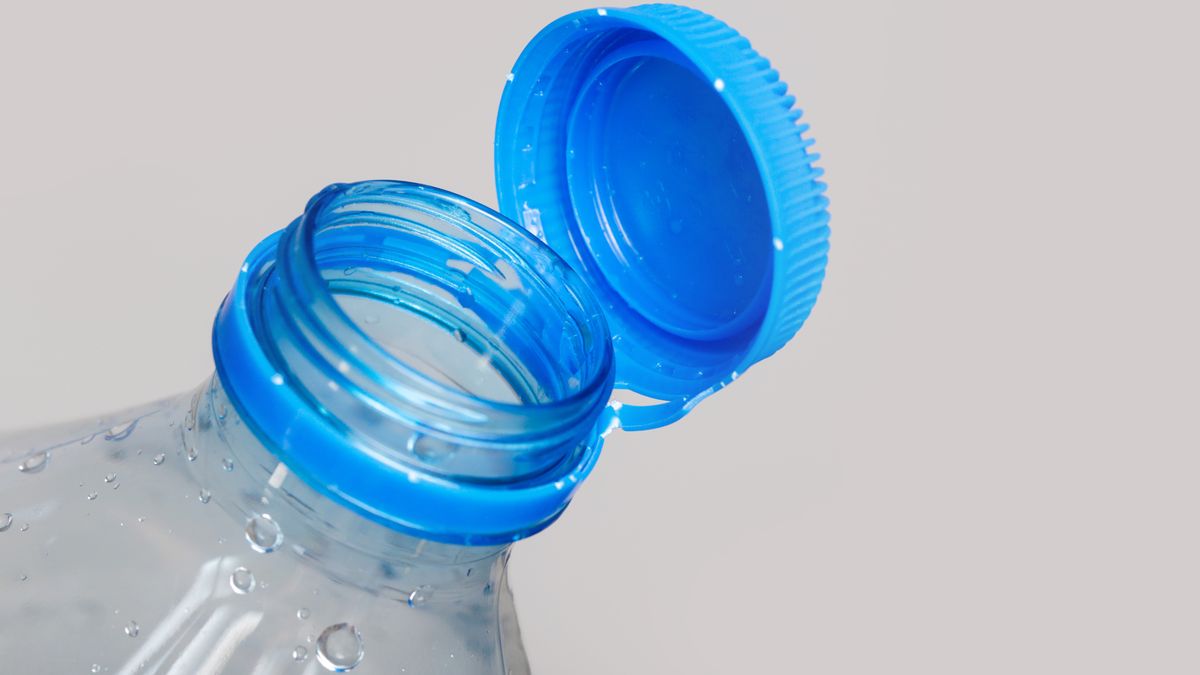 Dlaczego nakrętki są przymocowane do butelek?