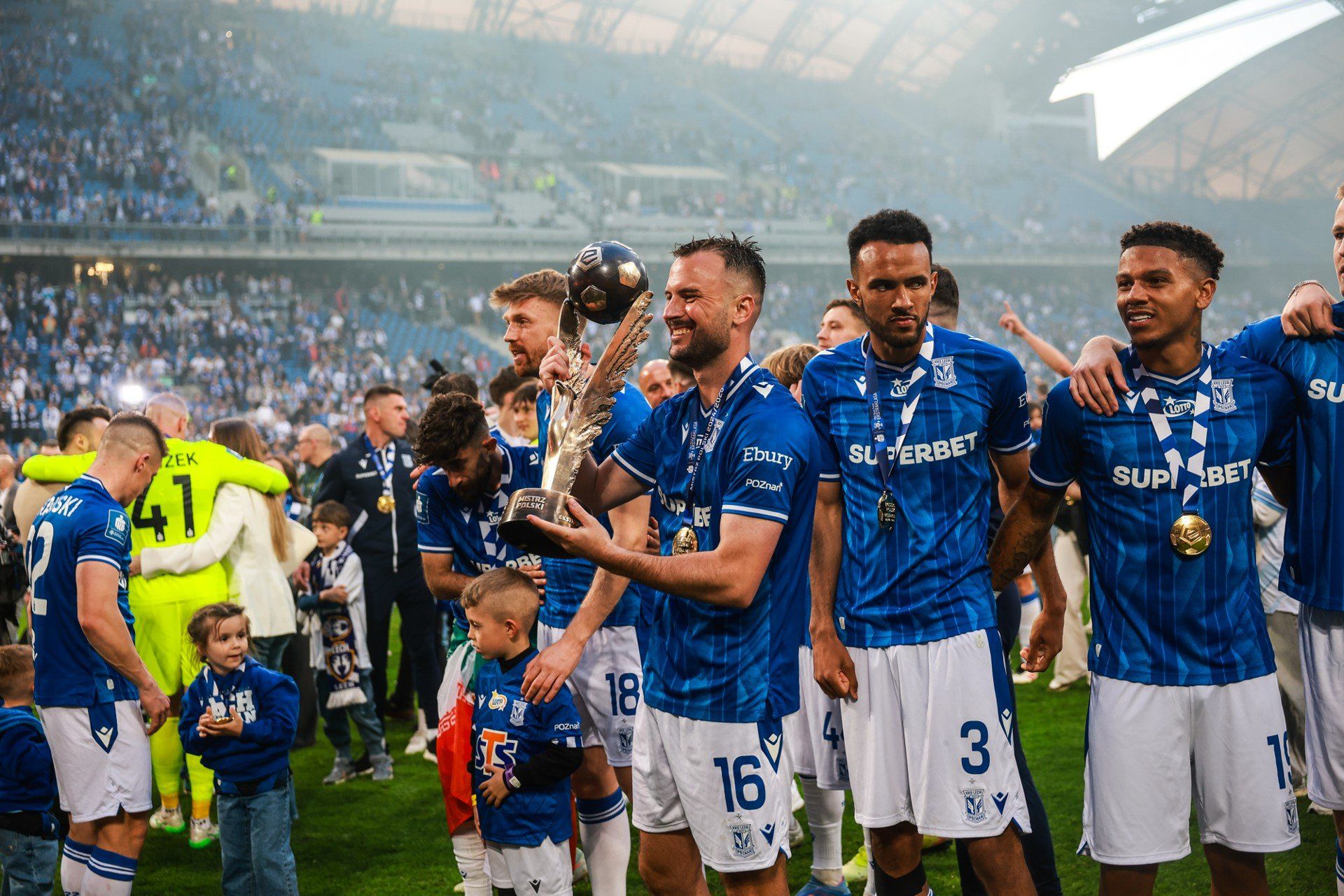 Alex Douglas (z prawej) w maju cieszył się ze zdobycia mistrzostwa Polski z Lechem Poznań