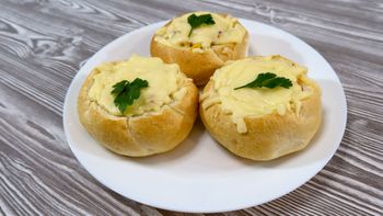 Kajzerki zapiekane z tuńczykiem i warzywami