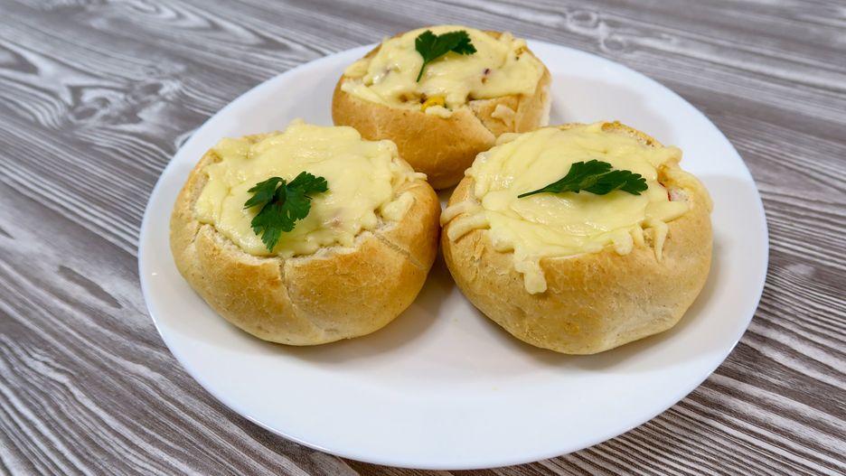 Kajzerki zapiekane z tuńczykiem i warzywami. Fot.: smakowitedania.com