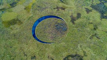 Wygląda jak UFO. Ta wyspa ciągle się obraca