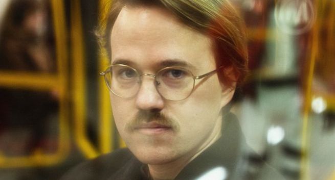 Miłosz Wiatrowski-Bujacz prowadzącym audycji „Status” na platformie newonce