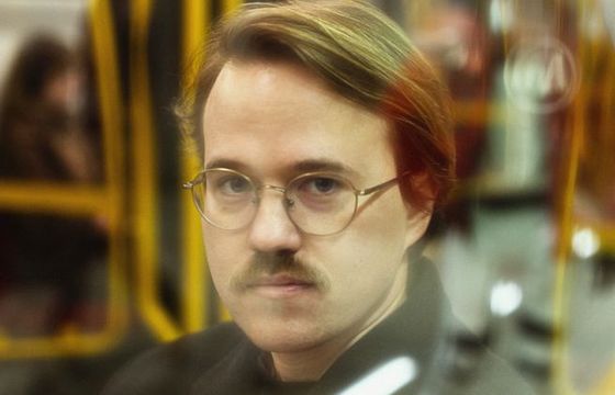 Miłosz Wiatrowski-Bujacz prowadzącym audycji „Status” na platformie newonce