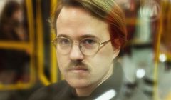 Miłosz Wiatrowski-Bujacz prowadzącym audycji „Status” na platformie newonce