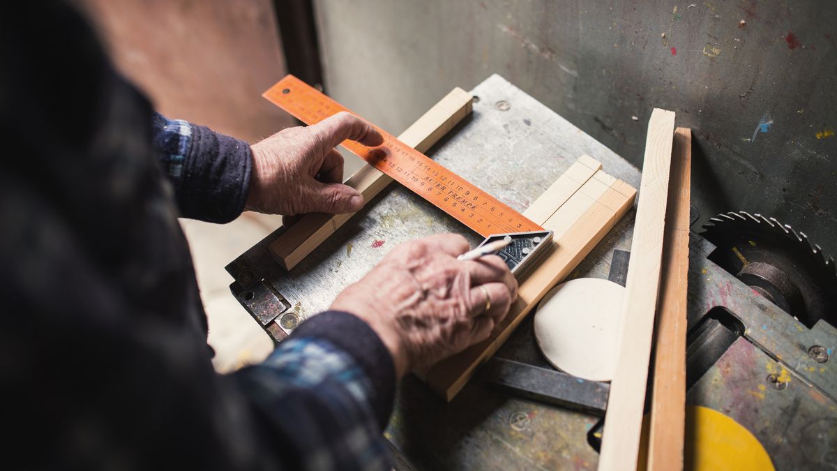 Stary cieśla z depositphotos