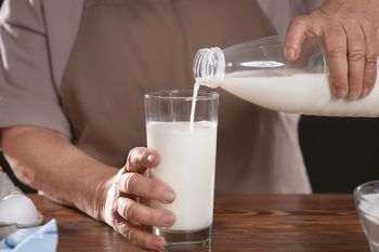 Ile szklanek mleka codziennie powinni wypijać seniorzy? Profesor nie ma wątpliwości