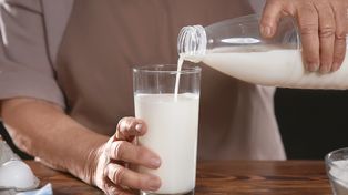 Ile szklanek mleka codziennie powinni wypijać seniorzy? Profesor nie ma wątpliwości