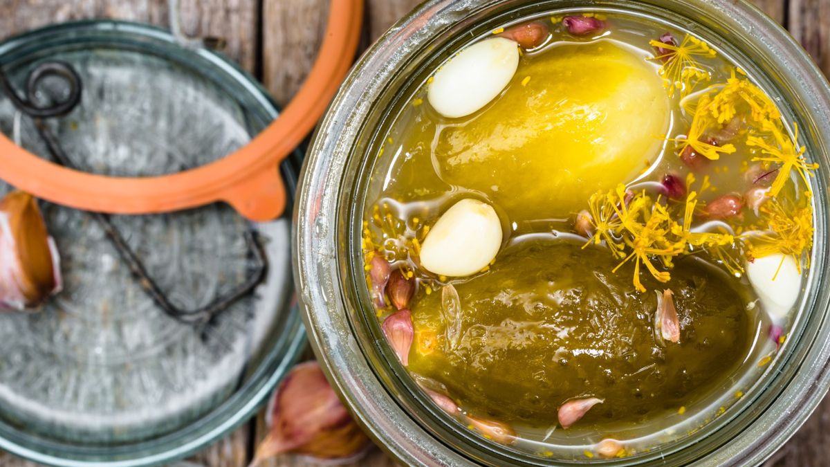 Ile dodawać czosnku do ogórków kiszonych?